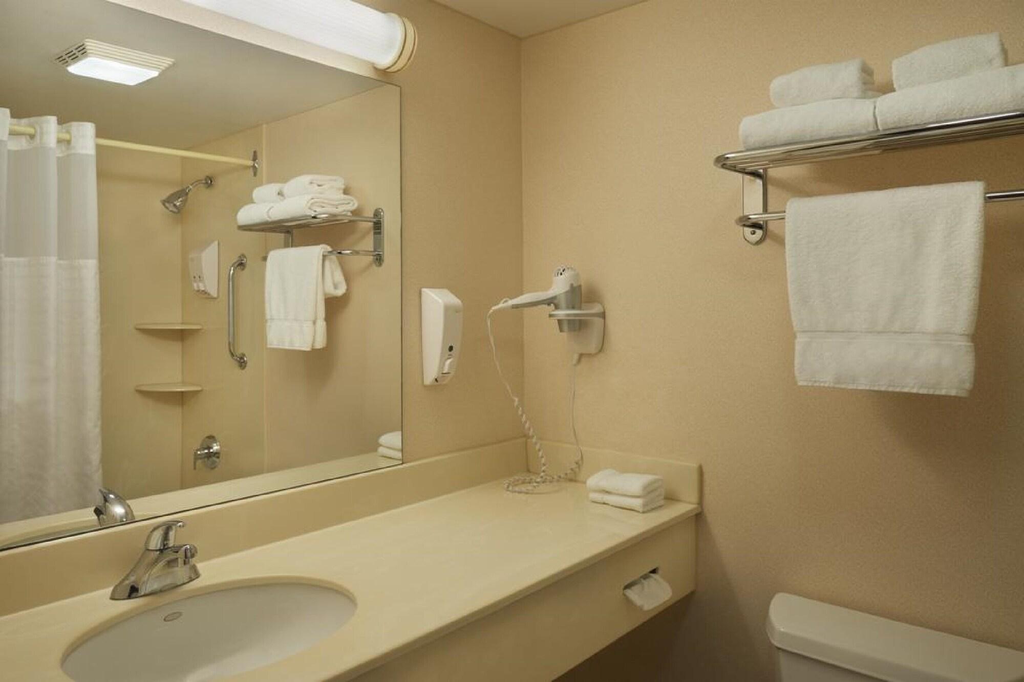 Hotel Carlingview Toronto Airport Mississauga Dış mekan fotoğraf
